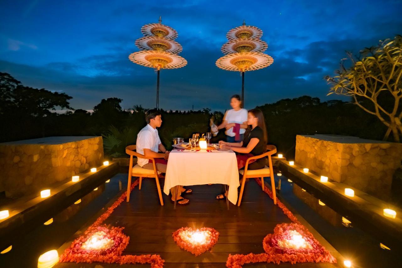 Weda Cita Resort And Spa By Mahaputra Ubud Exteriér fotografie Romantic dinner at a resort in Bali, Indonesia