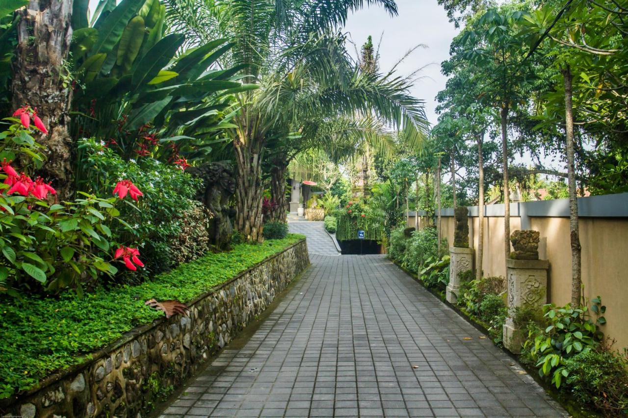 Weda Cita Resort And Spa By Mahaputra Ubud Exteriér fotografie The path leading to the main entrance of the hotel